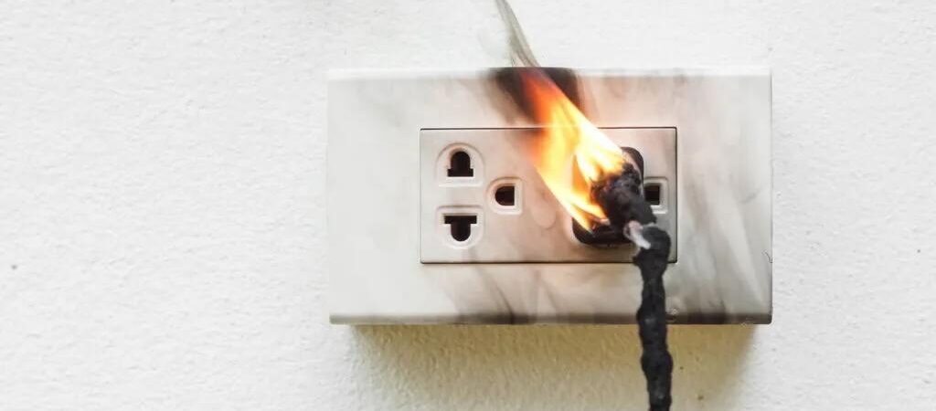 Tomada esquentando: causas, riscos e como resolver com segurança