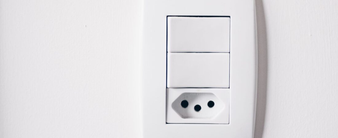 Tomada não funciona? Veja como identificar o problema passo a passo com segurança